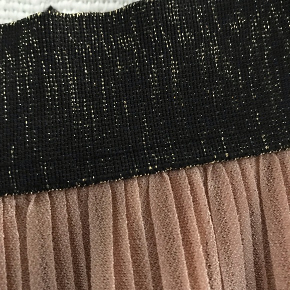 Pleated shimmery midi skirt - Picture 3 of 5